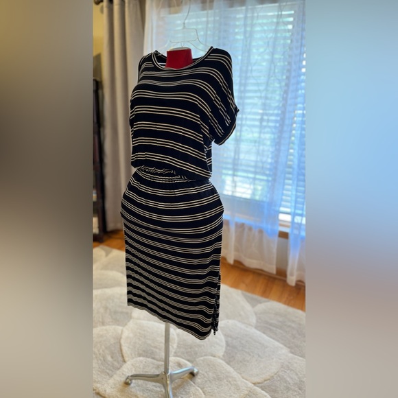 Banana Republic comfy, stretchy black & white casual midi dress - Picture 9 of 14